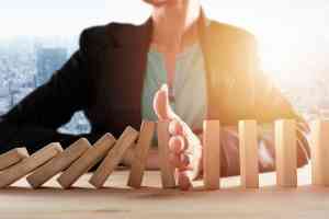 © alphaspirit - stock.adobe.com Person mit Dominosteine